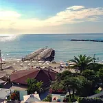 Vakantiehuis La Pace, Il Sole, Il Mare - Casa Indipendente Vista Mare, Posto Auto Privato, Ampio Spazio Esterno Attrezzato, A Pochi Minuti Dalle Spiagge San Remo