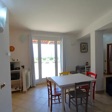 Dom wakacyjny La Pace, Il Sole, Il Mare - Casa Indipendente Vista Mare, Posto Auto Privato, Ampio Spazio Esterno Attrezzato, A Pochi Minuti Dalle Spiagge San Remo