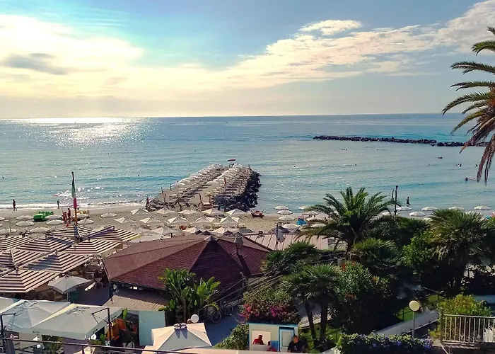Feriehus La Pace, Il Sole, Il Mare - Casa Indipendente Vista Mare, Posto Auto Privato, Ampio Spazio Esterno Attrezzato, A Pochi Minuti Dalle Spiagge Sanremo